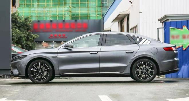 比亚迪汉EV与特斯拉Model3对比：中大型轿车与中级轿车的较量