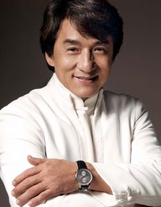 成龙简介：从香港影坛大哥到国际功夫巨星的传奇生涯